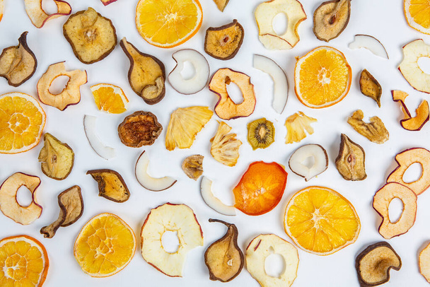 Αποξηραμένα φρούτα που απομονώνονται σε λευκό φόντο. Υγιεινή διατροφική έννοια. Στο πάνω μέρος. Υγιής χορτοφαγική έννοια τροφίμων. Πατατάκια αποξηραμένα φρούτα. - Φωτογραφία, εικόνα