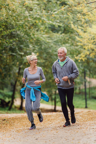 szczęśliwy senior para jogging w park - Zdjęcie, obraz