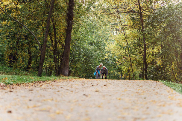 šťastný starší pár jogging v parku - Fotografie, Obrázek