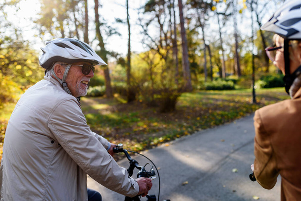 Seniorenpaar mit Fahrrädern im Park - Foto, Bild