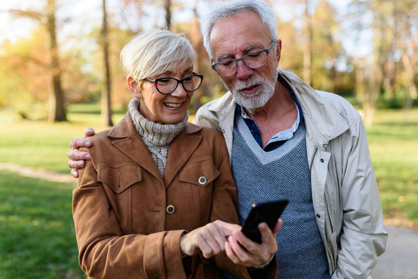 ευτυχισμένο ζευγάρι ηλικιωμένων κάνει selfie στο πάρκο - Φωτογραφία, εικόνα
