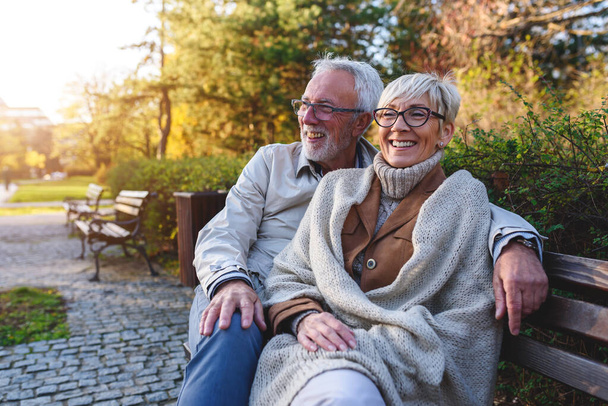 Seniorenpaar verliebt, im Freien. Porträt aus nächster Nähe - Foto, Bild