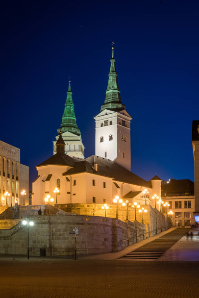 Καθεδρικός ναός της Αγίας Τριάδας στην πλατεία Andrej Hlinka στη Zilina, Σλοβακία - Φωτογραφία, εικόνα