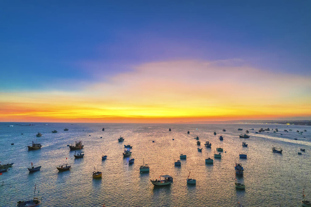 Vue aérienne du village de pêcheurs de Mui Ne dans le ciel couchant avec des centaines de bateaux ancrés pour éviter les tempêtes, c'est une belle baie dans le centre du Vietnam - Photo, image