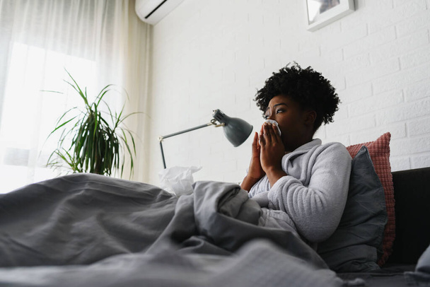 donna africana che soffre di influenza sul letto - Foto, immagini