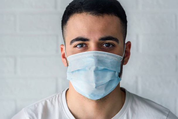 retrato de un joven con una máscara médica  - Foto, Imagen
