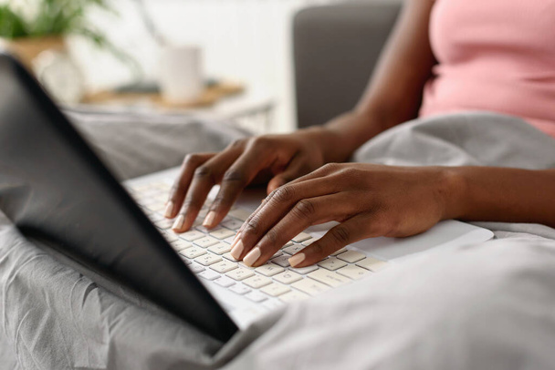 african american woman typing on laptop  - Foto, Bild