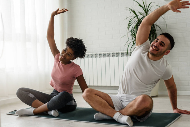 en forma pareja haciendo ejercicios en casa estilo de vida saludable - Foto, Imagen