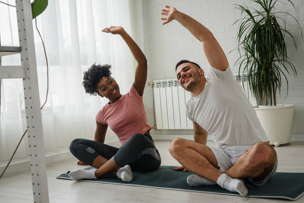 fit couple doing exercises at home healthy lifestyle - Zdjęcie, obraz