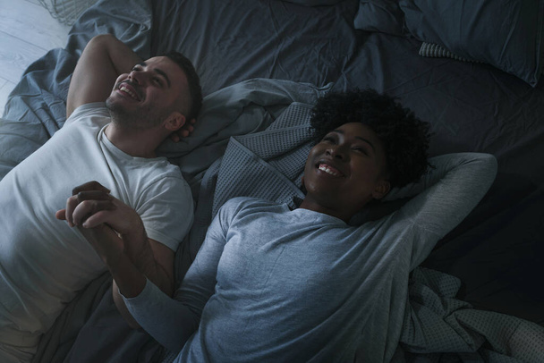 jeune couple amoureux couché sur le lit  - Photo, image