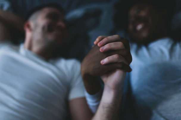 junges verliebtes Paar liegt auf Bett  - Foto, Bild