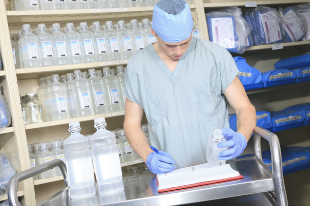 orvosi személyzet sterilizáló kezüket és karjukat műtét előtt - Fotó, kép