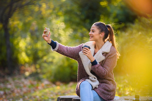hermosa mujer haciendo selfie en parque - Foto, imagen