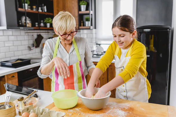 nonna con nipote fare biscotti - Foto, immagini