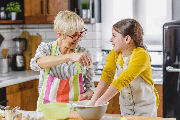 granny with granddaughter making cookies - Φωτογραφία, εικόνα