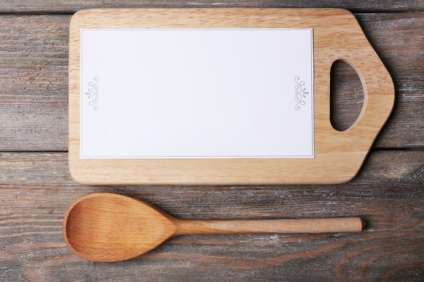 Cutting board with menu sheet of paper on rustic wooden planks background - Foto, Bild