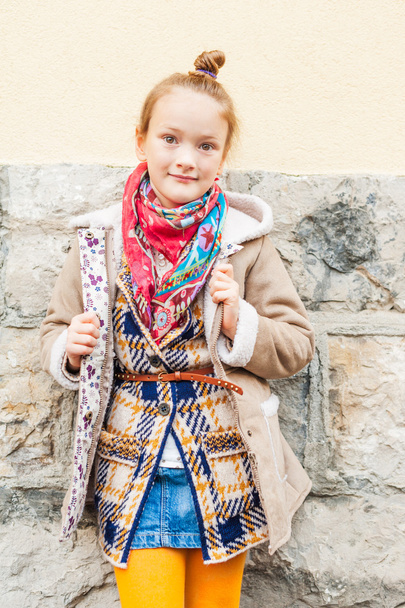 Ritratto di moda di una bambina carina
 - Foto, immagini