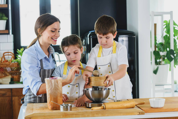 Perhe ruoanlaitto yhdessä moderni keittiö  - Valokuva, kuva