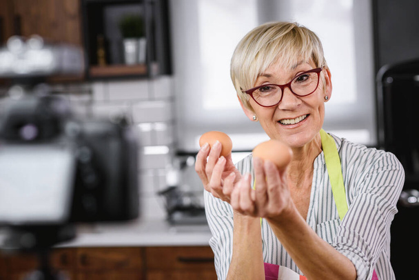 senior mujer alimentos blogger filmación receta - Foto, imagen