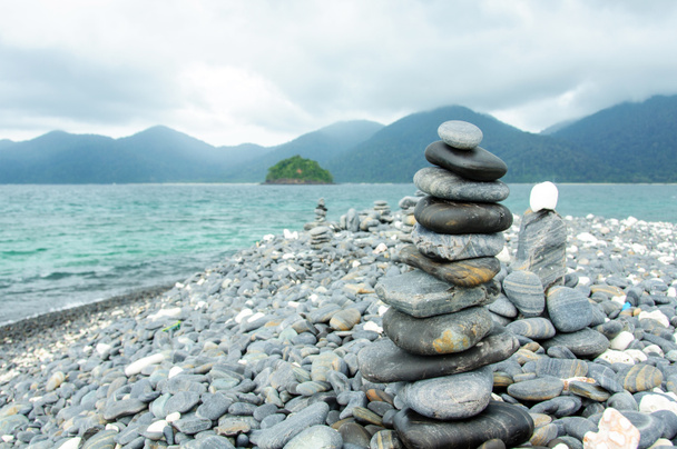 Pedras empilhadas na Ilha HIN NGAM, Parque Nacional TARUTAO, Tailândia
 - Foto, Imagem