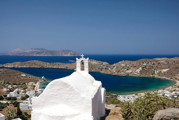 Панорамный вид на красивый живописный порт Иос Греция и остров Сикинос на заднем плане с крыши церкви - Фото, изображение