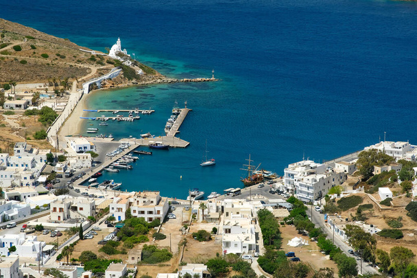 Panorámás kilátás a gyönyörű festői kikötő Ios Görögország - Fotó, kép