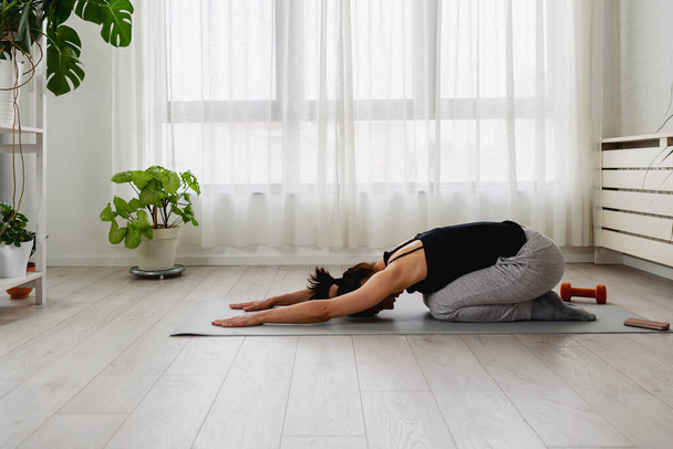mladá žena dělá jóga cvičení  - Fotografie, Obrázek