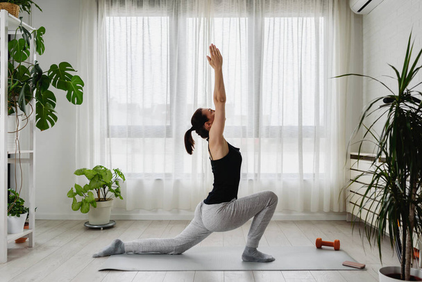 giovane donna che fa esercizi di yoga  - Foto, immagini
