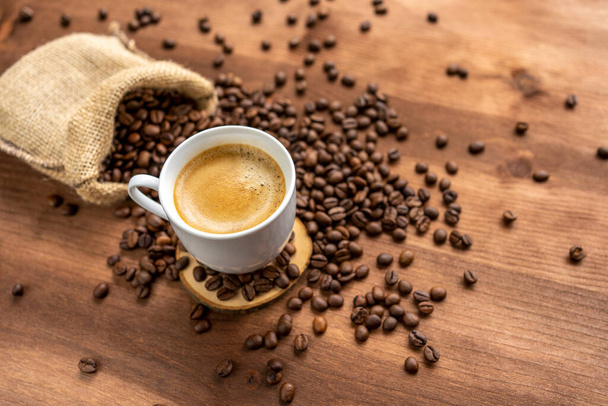 Еспресо з кавовими зернами на фоні дерева
 - Фото, зображення