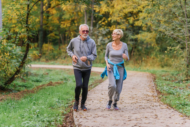 Seniorenpaar joggt im Park  - Foto, Bild
