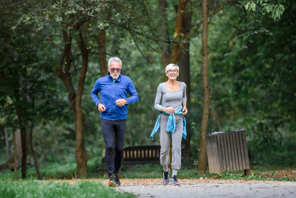 starší pár jogging v parku  - Fotografie, Obrázek