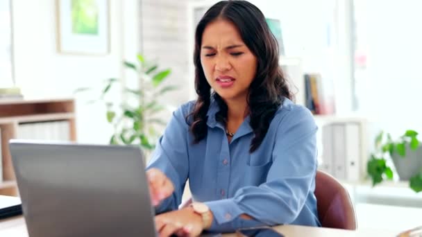 Ázsiai nő, laptop- és vállfájdalom az irodában, kiégett, stresszes vagy túlhajszolt. Fáradt üzleti nő megérinti fájdalmas kar terület, gépelés a számítógépen fájó ízületi fájdalom vagy fájdalom a munkahelyen. - Felvétel, videó