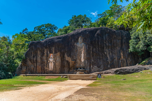 Buddha statues carved into stone at buduruwagala ancient site at Sri Lanka. - Foto, imagen