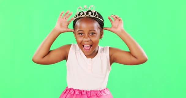 Kinder, verspielt und Prinzessin mit einem schwarzen Mädchen auf grünem Leinwandhintergrund im Studio, fühlen sich dumm oder dumm. Kinder, süß und glücklich mit einem entzückenden kleinen Mädchen, das auf Chromakey spielt oder Spaß hat. - Filmmaterial, Video