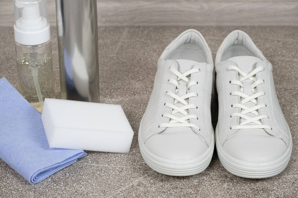 Набір для очищення взуття з білої шкіри водовідштовхуючий спрей, піна, ганчірка та губка
. - Фото, зображення