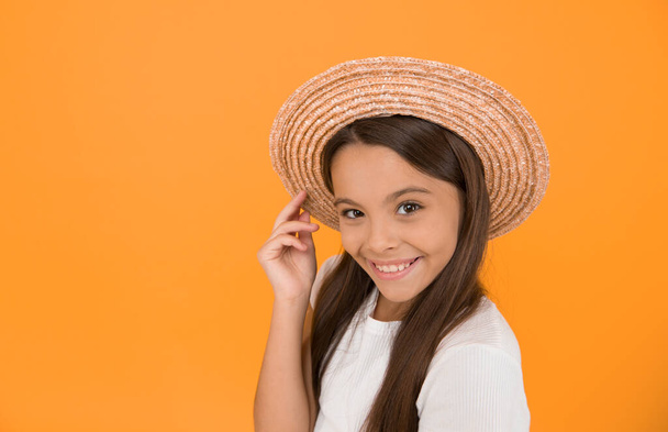Feeling playful. retro child. she loves vintage. teen girl summer fashion. little beauty in straw hat. beach style for kids. happy summer vacation. relax and have fun. travel to hawaii. aloha. - Foto, immagini