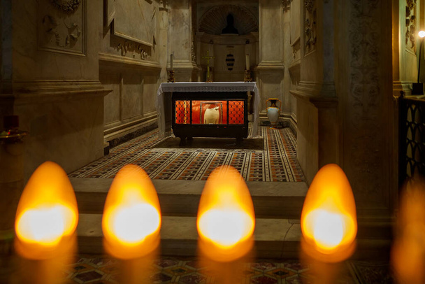 Urna con le ossa di San Gennaro nella Cappella del Sukkorpo. - Foto, immagini