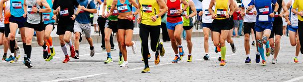 grote groep mannelijke en vrouwelijke lopers lopen marathon, atleten joggen stad race in straatstenen - Foto, afbeelding