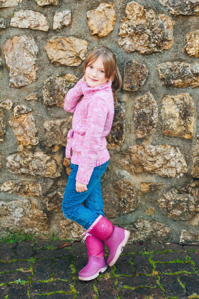 На відкритому повітрі портрет чарівної дівчинки в рожевому пуловері
 - Фото, зображення