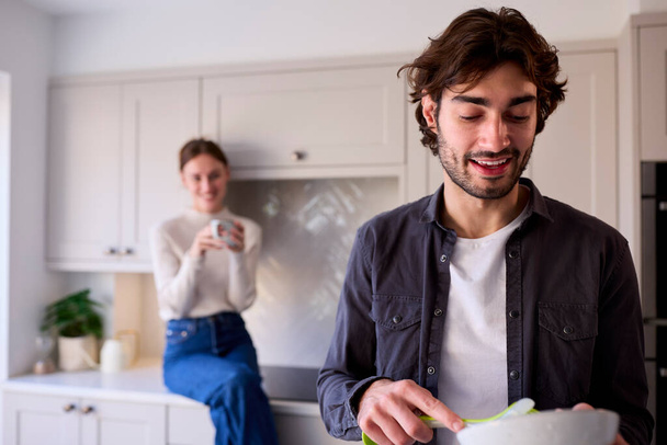 Couple At Home In Kitchen With Man Doing Washing Up - Foto, Bild