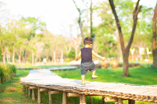 幼児アジアの男の子遊ぶ屋外公園日没光夏休み - 写真・画像