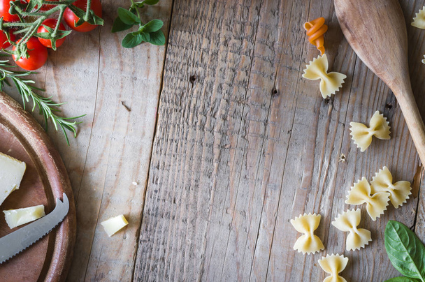 składniki makaronu pomidorowego na drewnianym stole  - Zdjęcie, obraz