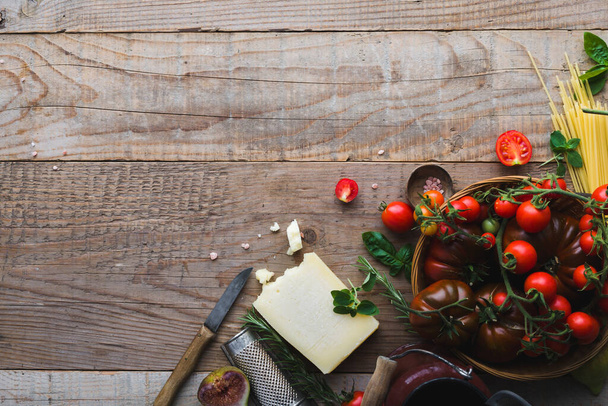 Zutaten für Tomatennudeln auf Holztisch  - Foto, Bild