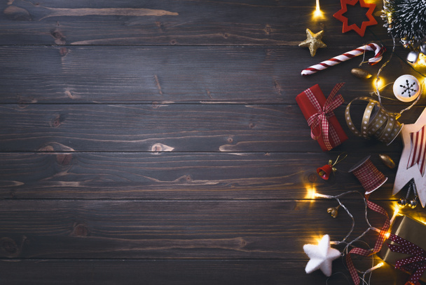 Χριστούγεννα φόντο με διακοσμήσεις σε ξύλινη επιφάνεια - Φωτογραφία, εικόνα