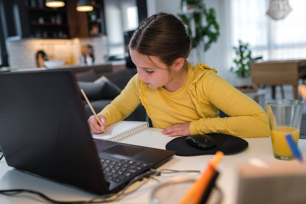 lány használja a laptopját, miközben tanul, online oktatás - Fotó, kép