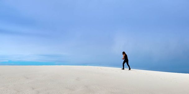Mujer explorando en el Parque Nacional White Sands, NM - Foto, Imagen