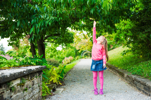 公園で遊ぶ愛らしい女の子の屋外のポートレート - 写真・画像