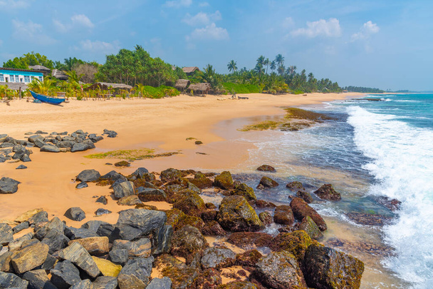 Sunny day at Marakolliya beach at Sri Lanka. - Foto, afbeelding
