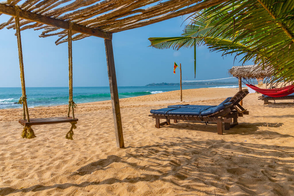 Tumbonas en la playa de Marakolliya, Sri Lanka. - Foto, imagen