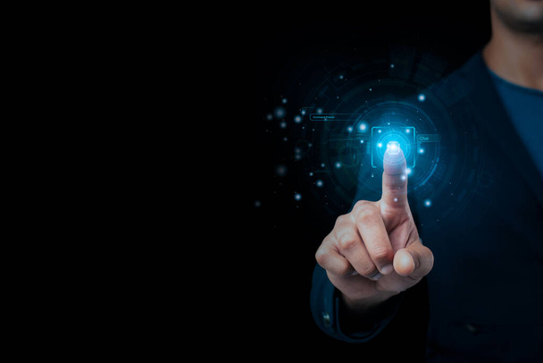 Die Hand eines Geschäftsmannes gestikuliert vor einem verschwommenen blauen Hintergrund mit einer abstrakt leuchtenden polygonalen Kugel und einer digitalen Geschäftsoberfläche. Zukunftskonzept, Innovation und Wissenschaft.  - Foto, Bild